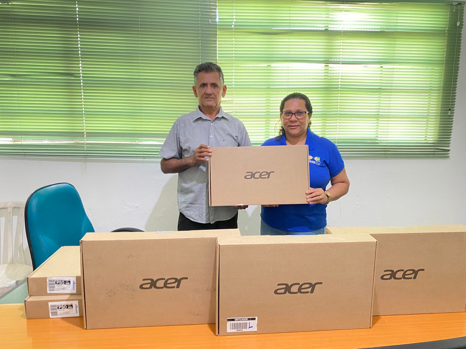 Prefeito Focílides Carvalho entrega computadores para professores da rede municipal de ensino